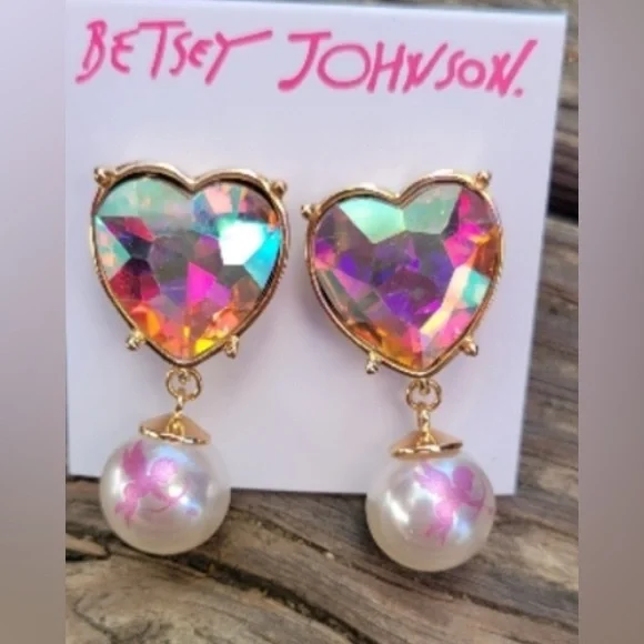 NWT ⚜️💖⚜️ BETSEY JOHNSON HEART EARRINGS with Drop Pearl accent - Picture 3 of 11